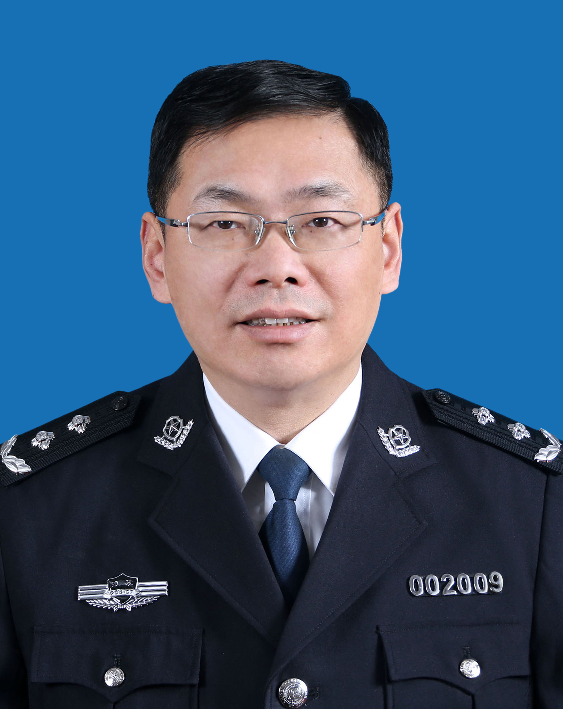 cn 个人简介:薛宏伟,男,江苏扬中人,1961年出生,中国政法大学大学毕业