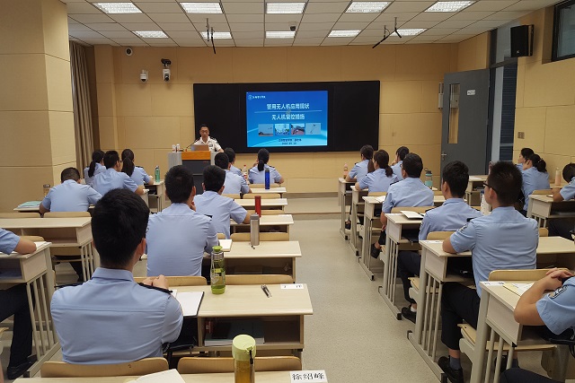 薛宏伟副院长为2017级法律硕士（警务方向）研究生班开设专题讲座